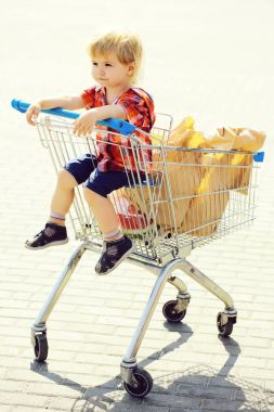 Sevimli çocuk arabası alışveriş