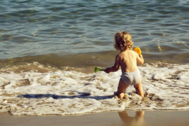 Deniz suyundaki küçük çocuk