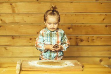 şirin çocuk hamur ve un, yemek tutan metal kalıp