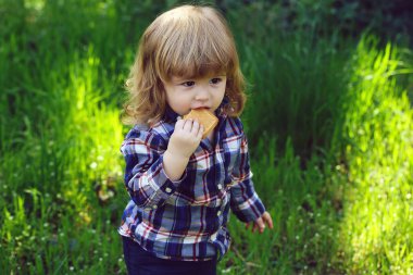 Küçük çocuk açık