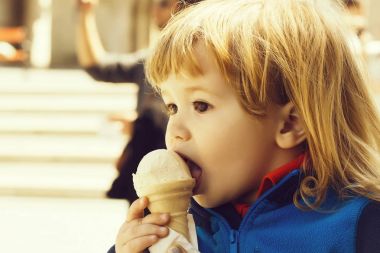 Küçük çocuk dondurma yemek