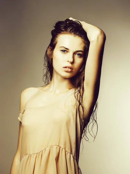 Mooie sexy meisje in beige jurk — Stockfoto