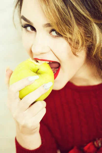 Сексуальная девушка ест зеленое яблоко — стоковое фото