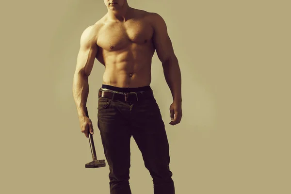 Sexy musculoso hombre con martillo —  Fotos de Stock