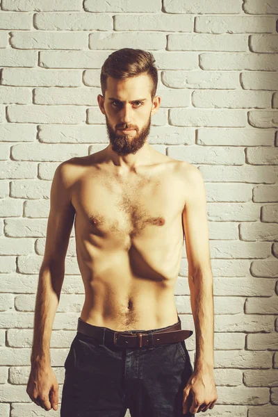 Mince homme barbu avec torse nu mince sur fond de brique — Photo