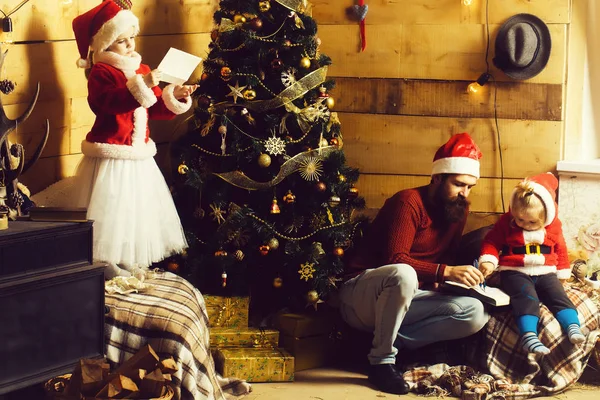 Kerst bebaarde vader en kinderen — Stockfoto