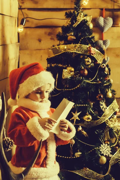 紙とツリーでクリスマスの女の子 — ストック写真