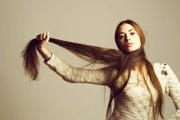 Csinos lány hosszú hajjal — Stock Fotó