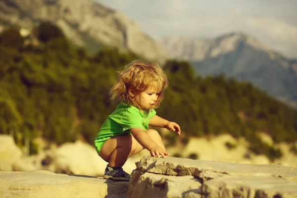 Bébé garçon joue sur les rochers — Photo