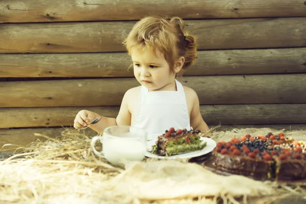 Маленький хлопчик їсть фруктовий торт — стокове фото
