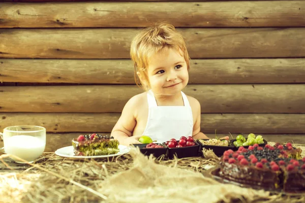 Little boy eats green apple — Stock Photo, Image