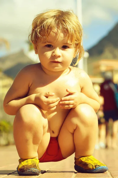 Carino bambino si siede su haunches — Foto Stock