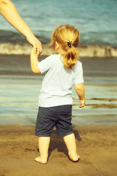 Carino bambino ragazzo passeggiate con madri aiuto — Foto Stock