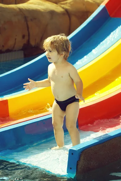 Feliz lindo bebé niño paseos de tobogán de agua —  Fotos de Stock