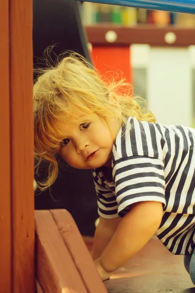 Lindo bebé chico subir escaleras en playhouse —  Fotos de Stock