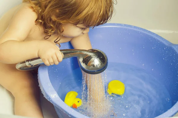 Jongetje in Bad met eendje — Stockfoto