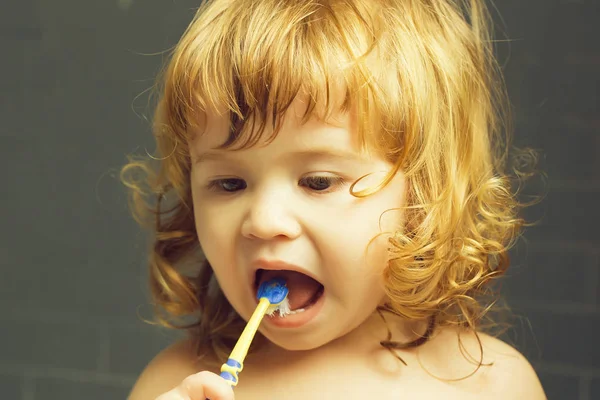 Niño con cepillo de dientes — Foto de Stock