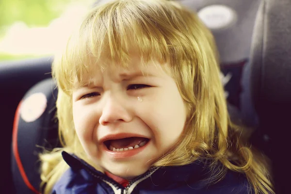 Small boy crying in car — Stock Photo, Image