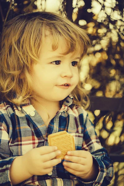 Pequeño chico al aire libre — Foto de Stock