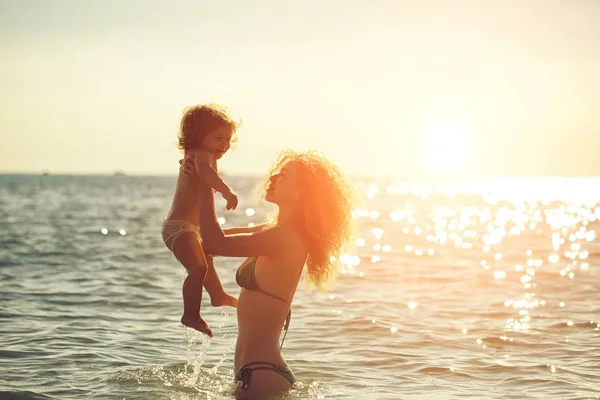 Mujer en bikini con niño — Foto de Stock