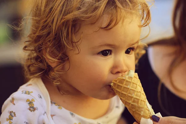 Bambino ragazzo mangiare gelato — Foto Stock