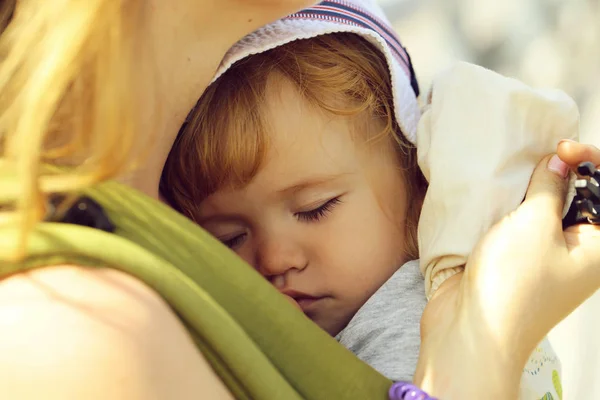 Bébé garçon sur les mains de mère — Photo