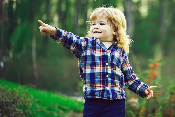 Menino pequeno ao ar livre — Fotografia de Stock