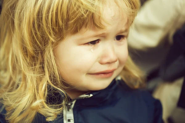 Pequeño niño llora con lágrimas —  Fotos de Stock