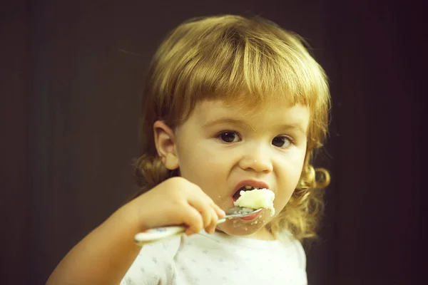 Küçük çocuk yemek — Stok fotoğraf