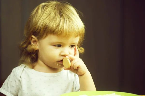 Schattige kleine jongen eten — Stockfoto