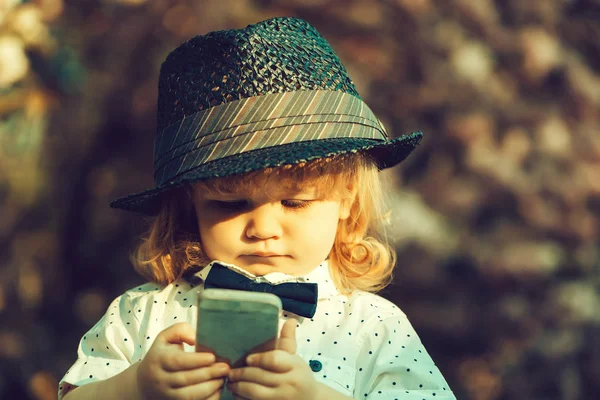 Retro çiçeği telefonunda çocukla