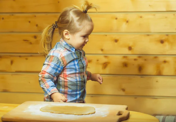 格子縞のシャツ生地と小麦粉料理でかわいい子 — ストック写真