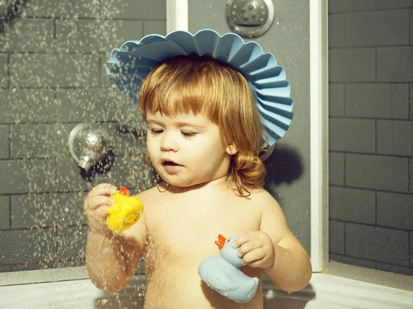 Niño juguetón en el baño —  Fotos de Stock