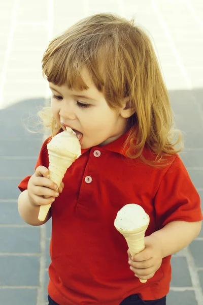 Menino pequeno comer sorvete — Fotografia de Stock