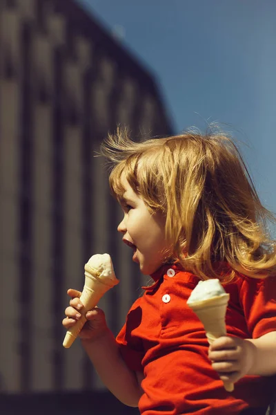 Menino pequeno comer sorvete — Fotografia de Stock