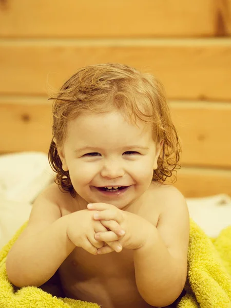 Ragazzo piccolo in asciugamano — Foto Stock