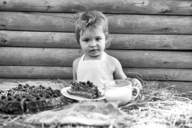 meyveli kek ile küçük çocuk