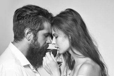 Kahve bardaklı genç çift.