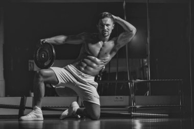 Barbell ile kas adam