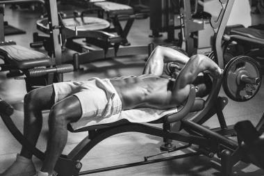 Barbell ile kas adam