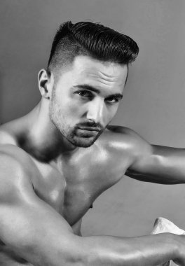 Yakışıklı adam veya kas maço