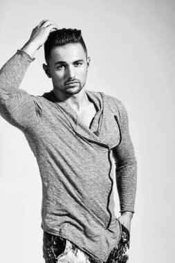 yakışıklı şık kaslı adam