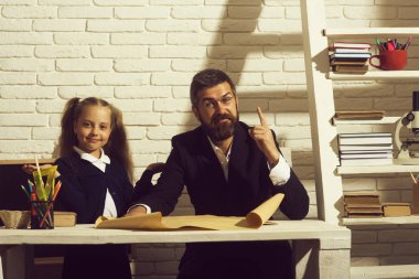 Çocuk ve mutlu yüzler fikir sahip olmak ile öğretmen