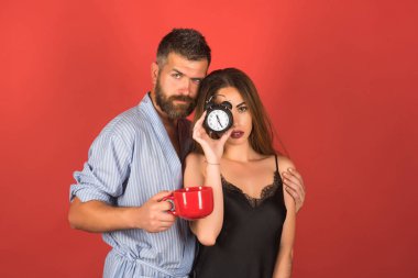 erkek ve kadın Kupası ve çalar saat ile aile.