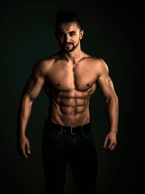 Koç sporcu çıplak göğüs kot pantolon ile.