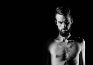 ince çıplak gövde siyah izole ile ince sakallı adam