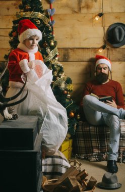 Noel mutlu çocuk ve baba kitap okumak.