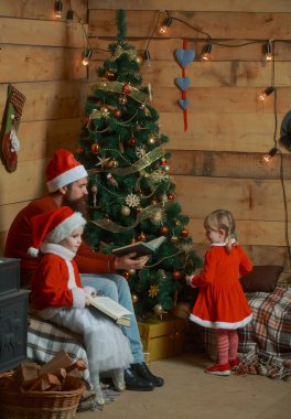 Noel mutlu çocuk ve baba kitap okumak