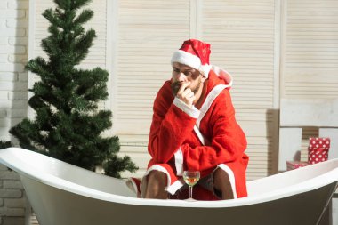 Sakallı, Noel adam bekliyor.
