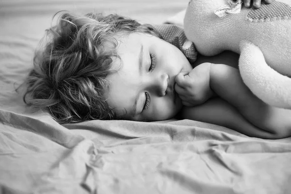Mignon bébé garçon dort — Photo
